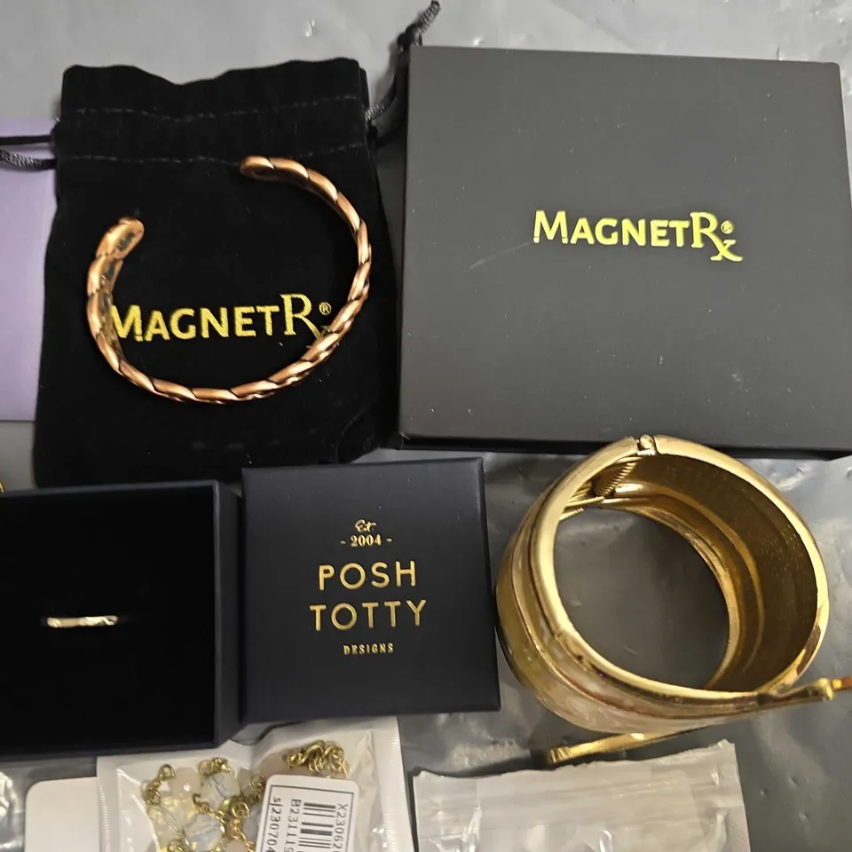 LOT OF ASSORTED JEWELLERY ITEMS TO INCLUDE EARRINGS, NECKLACES AND RINGS