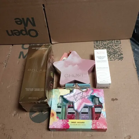 TOTE OF APPROXIMATELY 14 ASSORTED COSMETIC ITEMS TO INCLUDE AVENE HYDRANCE, GHOST MINI GIFT SET, POLAR HAIR CARE SHAMPOO, LAYERING LAB MINI GIFT SET ETC
