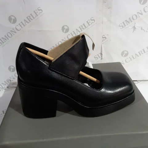 BOXED PAIR OF VAGABOND BLACK BOOTS SIZE 36