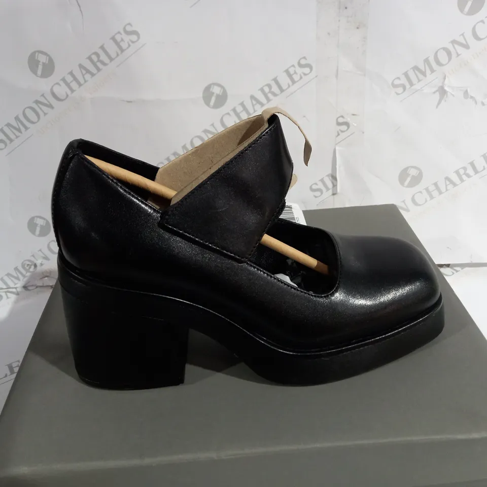 BOXED PAIR OF VAGABOND BLACK BOOTS SIZE 36