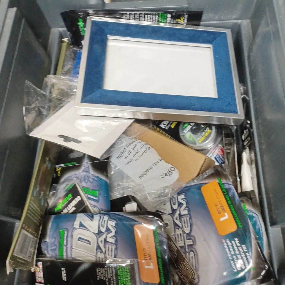 APPROXIMATELY 15 HOUSEHOLD ITEMS TO INCLUDE SPARKLY PICTURE FRAME, DARTS SET AND CHEF'S KITCHEN KNIFE