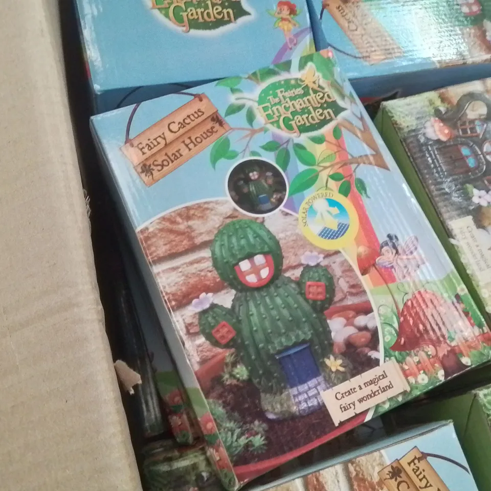 BOX CONTAINING APPROXIMATELY 32 BRAND NEW SOLAR FAIRY WATERING CAN HOUSES AND CACTUS FAIRY HOUSES 