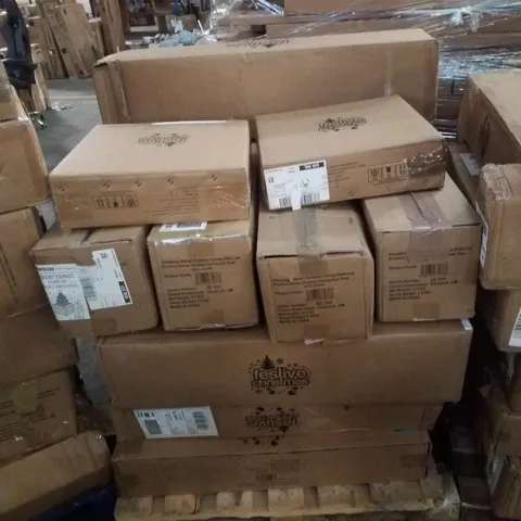 PALLET CONTAINING APPROXIMATELY 23 ASSORTED FESTIVE CHRISTMAS TREES & 2 CHRISTMAS WREATHS 