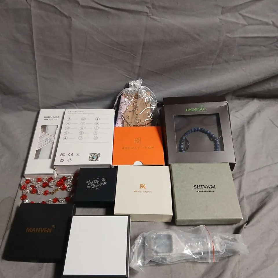 APPROXIMATELY 10 ASSORTED JEWELLERY ITEMS TO INCLUDE - NECKLACE ,WATCH , EARRINGS ETC