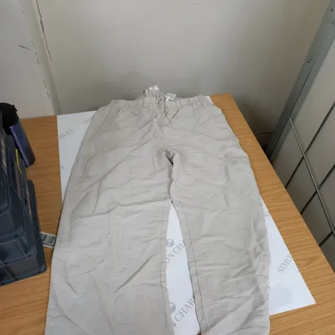 BOX OF ASSORTED CLOTHING ITEMS TO INCLUDE PANTS, TOPS, DRESSES ETC
