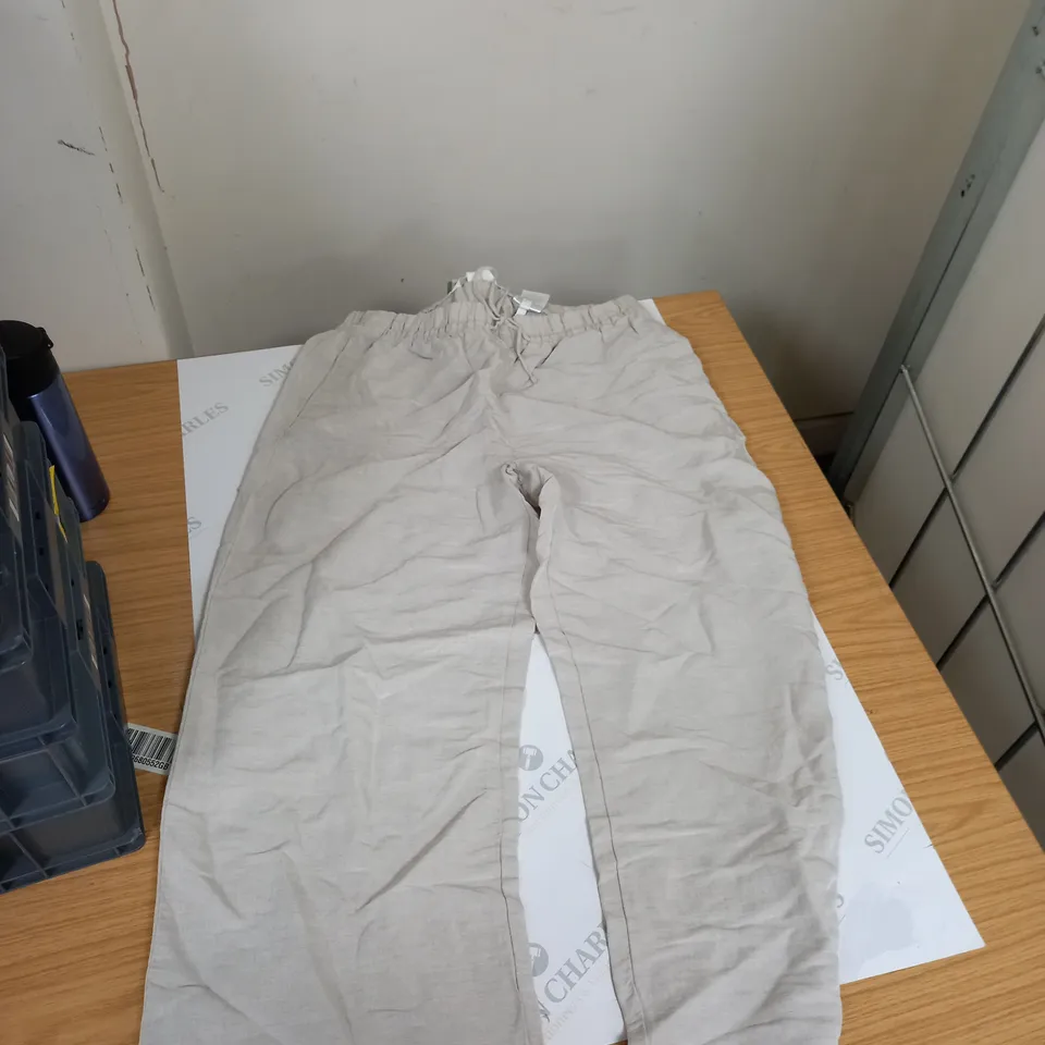 BOX OF ASSORTED CLOTHING ITEMS TO INCLUDE PANTS, TOPS, DRESSES ETC 