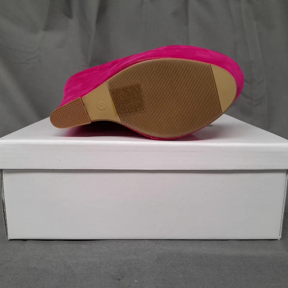 BOXED PAIR OF KOI COUTURE HR5 PLATFORM HIGH WEDGE FAUX SUEDE SHOES IN FUCHSIA SIZE 5