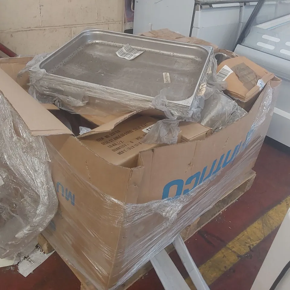 PALLET CONTAINING A VERY LARGE QUANTITY OF ASSORTED CATERING SPARES INCLUDING STAINLESS STEEL TRAYS ECT
