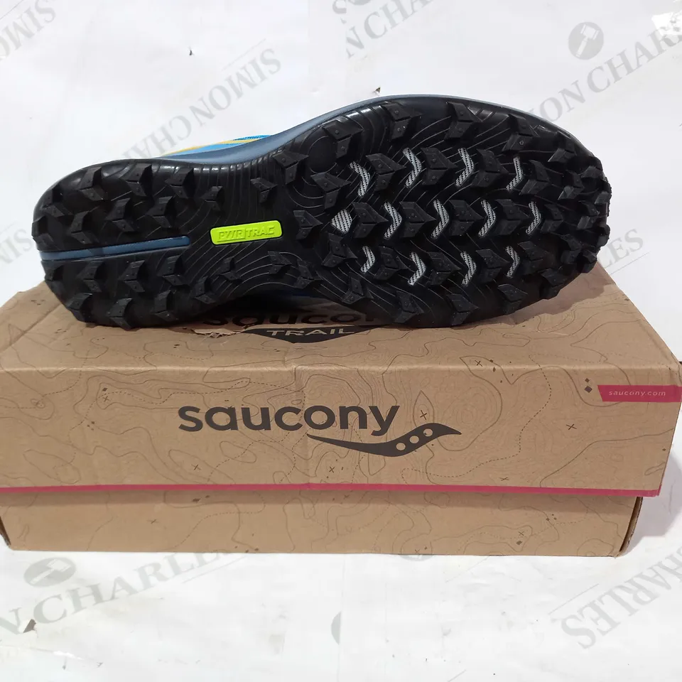 BOXED PAIR OF SAUCONY PEREGRINE 12 TRAINERS IN BLUE/YELLOW UK SIZE 9.5