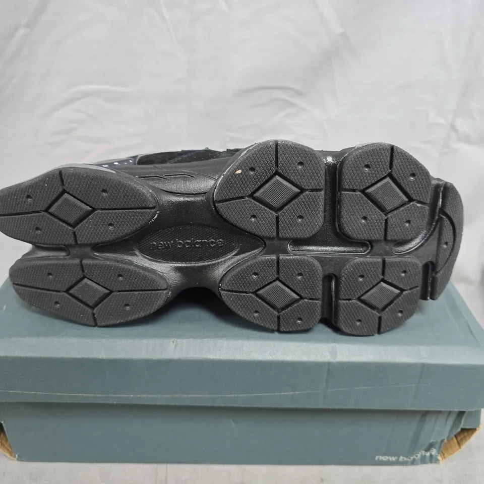 BOXED PAIR OF NEW BALANCE BLACK TRAINERS – UK SIZE 6.5