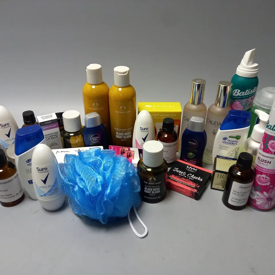 APPROXIMATELY 30 ASSORTED COSMETICS ITEMS TO INCLUDE CAUDALIE BEAUTY ELIXR (100ml), HR REPLASTY AGE RECOVERY (5ml), BIO-OIL SKINCARE OIL (60ml), ETC