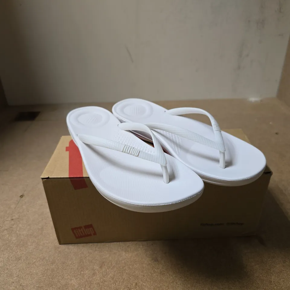 FITFLOP IQUSHION ERGONOMIC FLIP FLOPS URBAN WHITE SIZE UK 5 BOXED