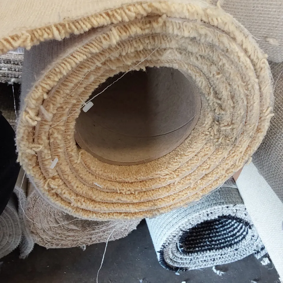 ROLL OF QUALITY  CRAFTSMAN SOLAR CARPET APPROXIMATELY 5M × 2.47M