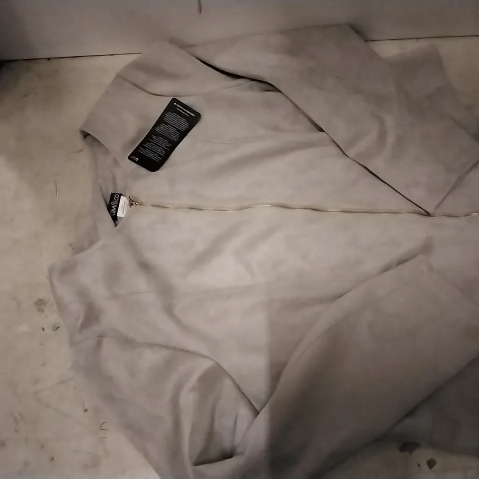 BOX CONTAINING 6 PCS KIM&CO GREY JACKETS,  SIZE 2XL