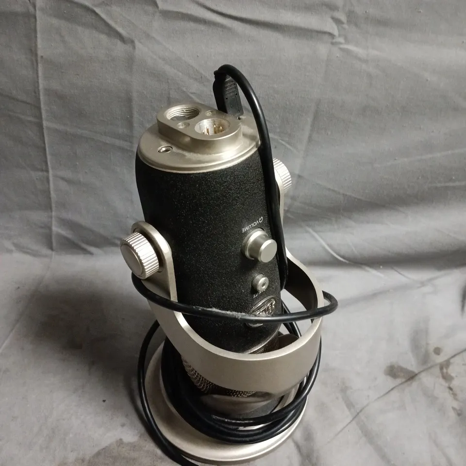 BLUE YETI USB STREAMING MICROPHONE 