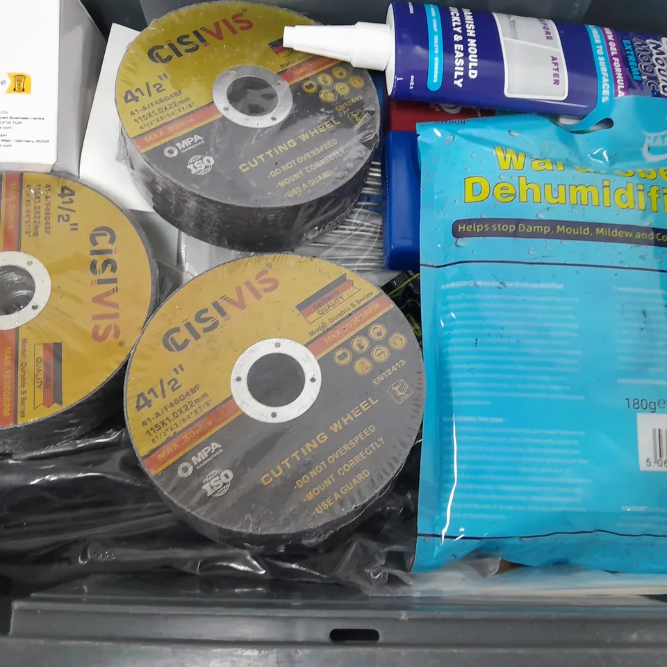 APPROXIMATELY 15 ASSORTED HOUSEHOLD ITEMS TO INCLUDE CISIVIS CUTTING WHEEL, KINDLE PAPERWHITE FABRIC CASE, POCKET HANDHELD FAN, ETC