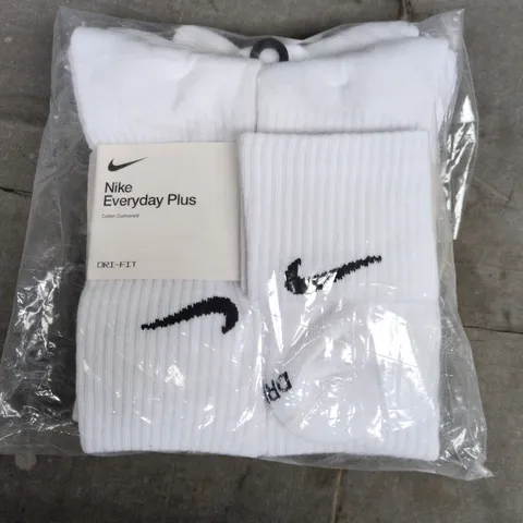 BAGGED NIKE EVERYDAY PLUS 6 PACK CREW SOCKS IN WHITE - LARGE
