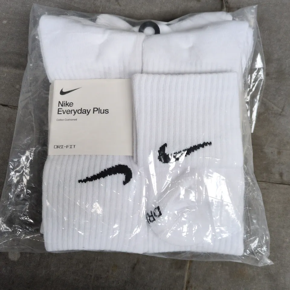 BAGGED NIKE EVERYDAY PLUS 6 PACK CREW SOCKS IN WHITE - LARGE