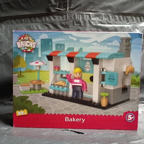 BOX OF APPROXIMATELY 10 ASSORTED HOUSEHOLD ITEMS TO INCLUDE KID'S BRICKS BAKERY SET, ETC