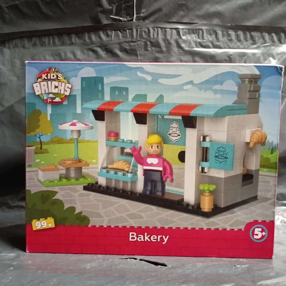 BOX OF APPROXIMATELY 10 ASSORTED HOUSEHOLD ITEMS TO INCLUDE KID'S BRICKS BAKERY SET, ETC