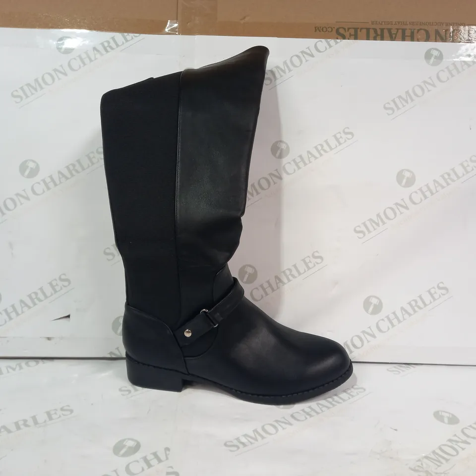 BOXED PAIR OF ESSEX GLAM SYNTHETIC LEATHER KNEE HIGH BOOTS IN BLACK UK SIZE 6
