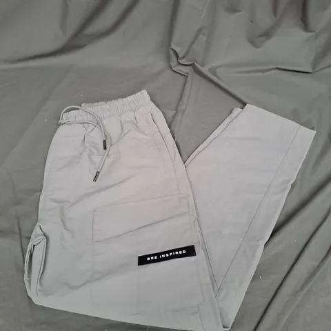 BEE INSPIRED HANLEY CARGO PANT IN LIGHT GREY SIZE 30/30