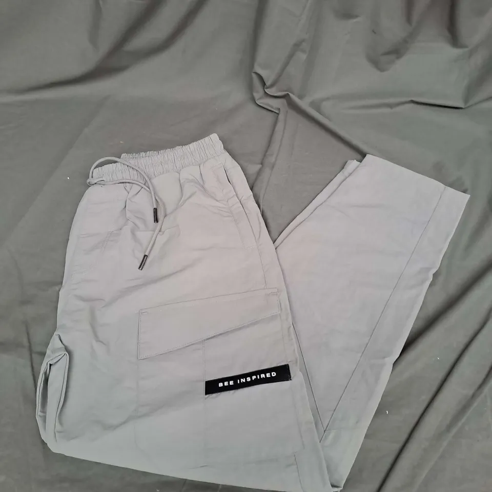 BEE INSPIRED HANLEY CARGO PANT IN LIGHT GREY SIZE 30/30