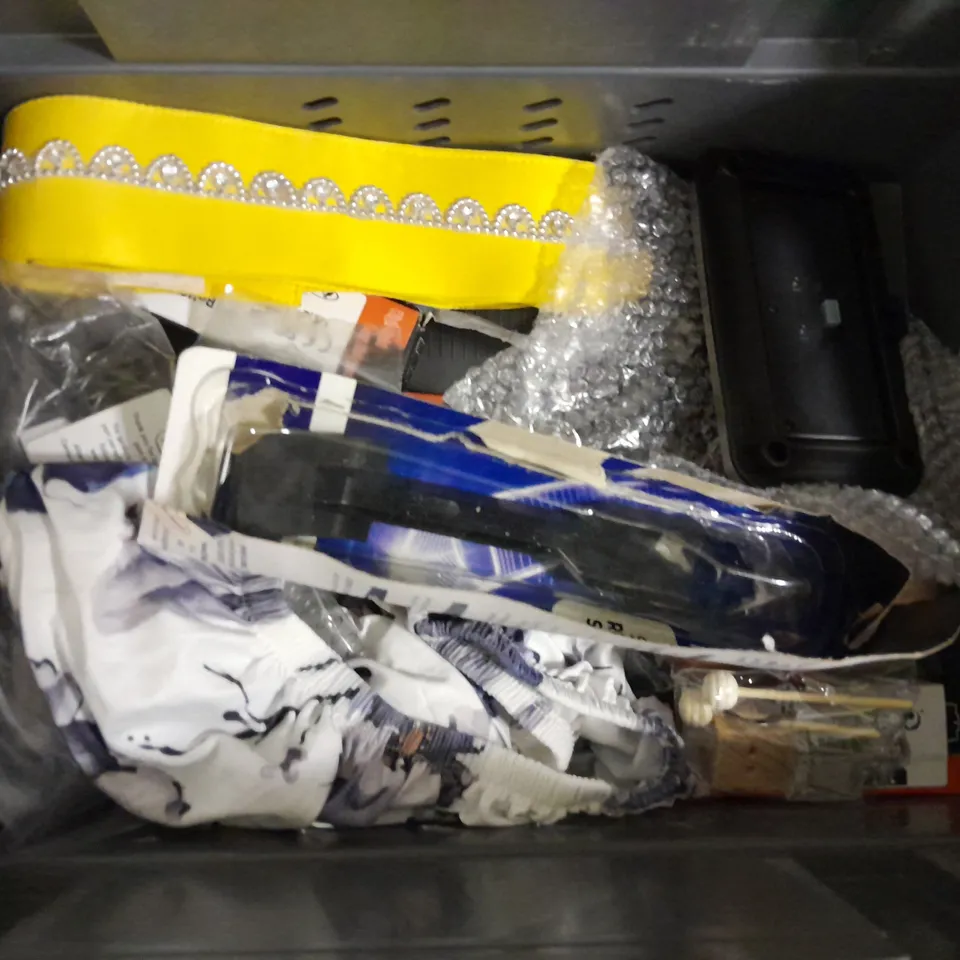 APPROXIMATELY 20 ASSORTED HOUSEHOLD ITEMS TO INCLUDE GOLF BALLS, FARADAY POUCH, HEADNET, ETC