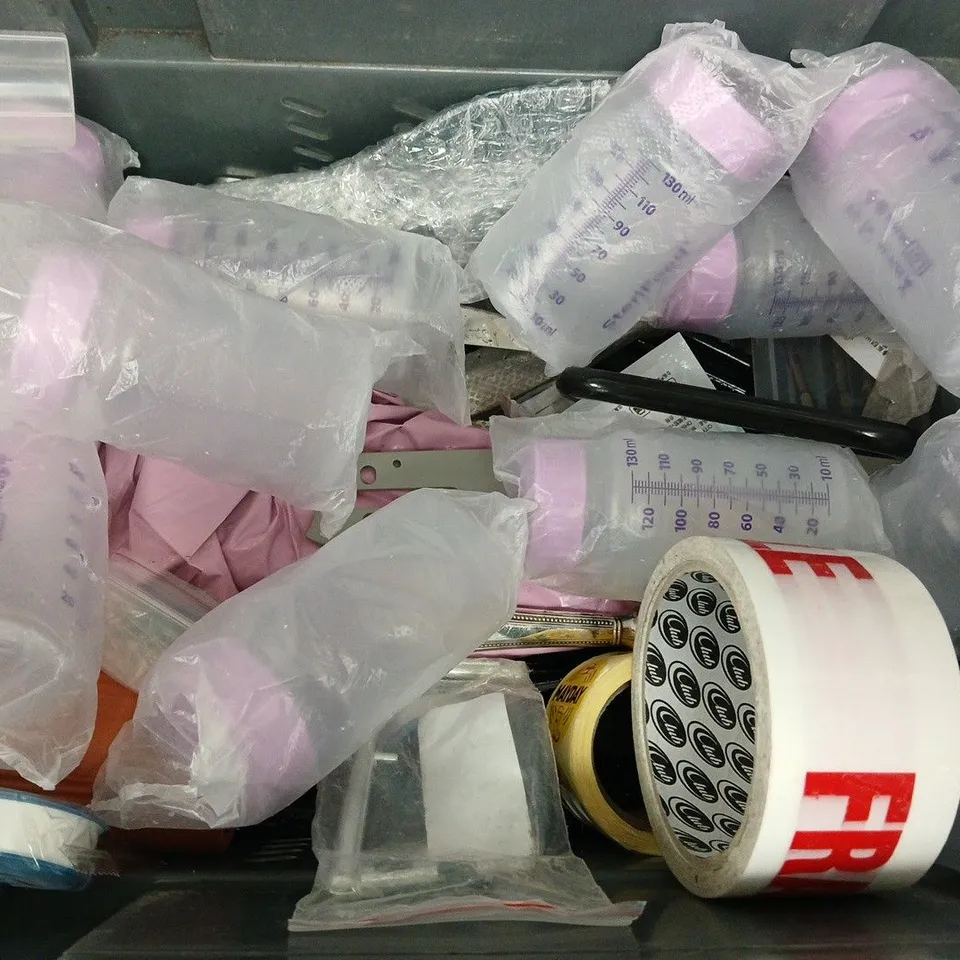 APPROXIMATELY 18 ASSORTED HOUSEHOLD ITEMS TO INCLUDE HAND PRUNER SET, 2WORK WIPES, MALLET, ETC