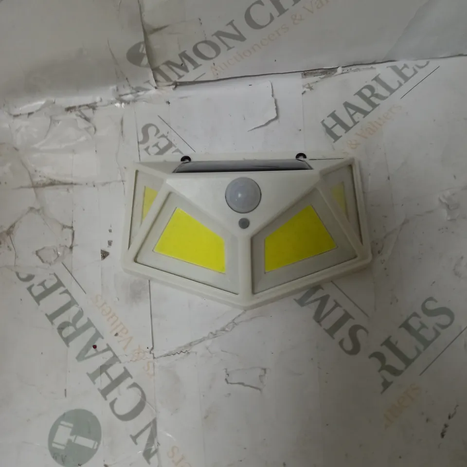 BOXED BUILDCRAFT 400 LUMENS SECURITY SOLAR LIGHT 