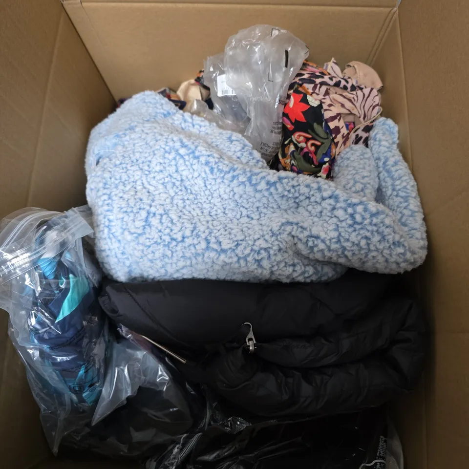BOX OF APPROXIMATELY 20 ASSORTED CLOTHING ITEMS TO INCLUDE JEANS, SHORTS, PYJAMAS, ETC