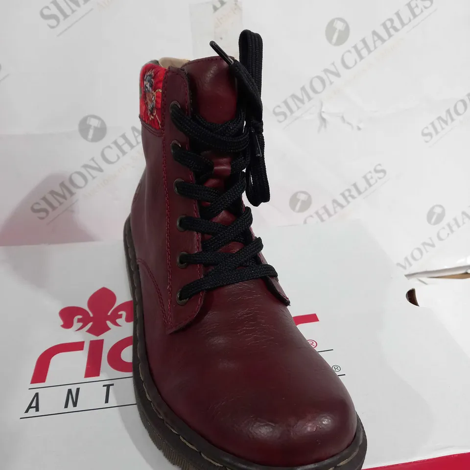BOXED PAIR OF RIEKER RED INTEREST COLOUR BOOT SIZE 6 