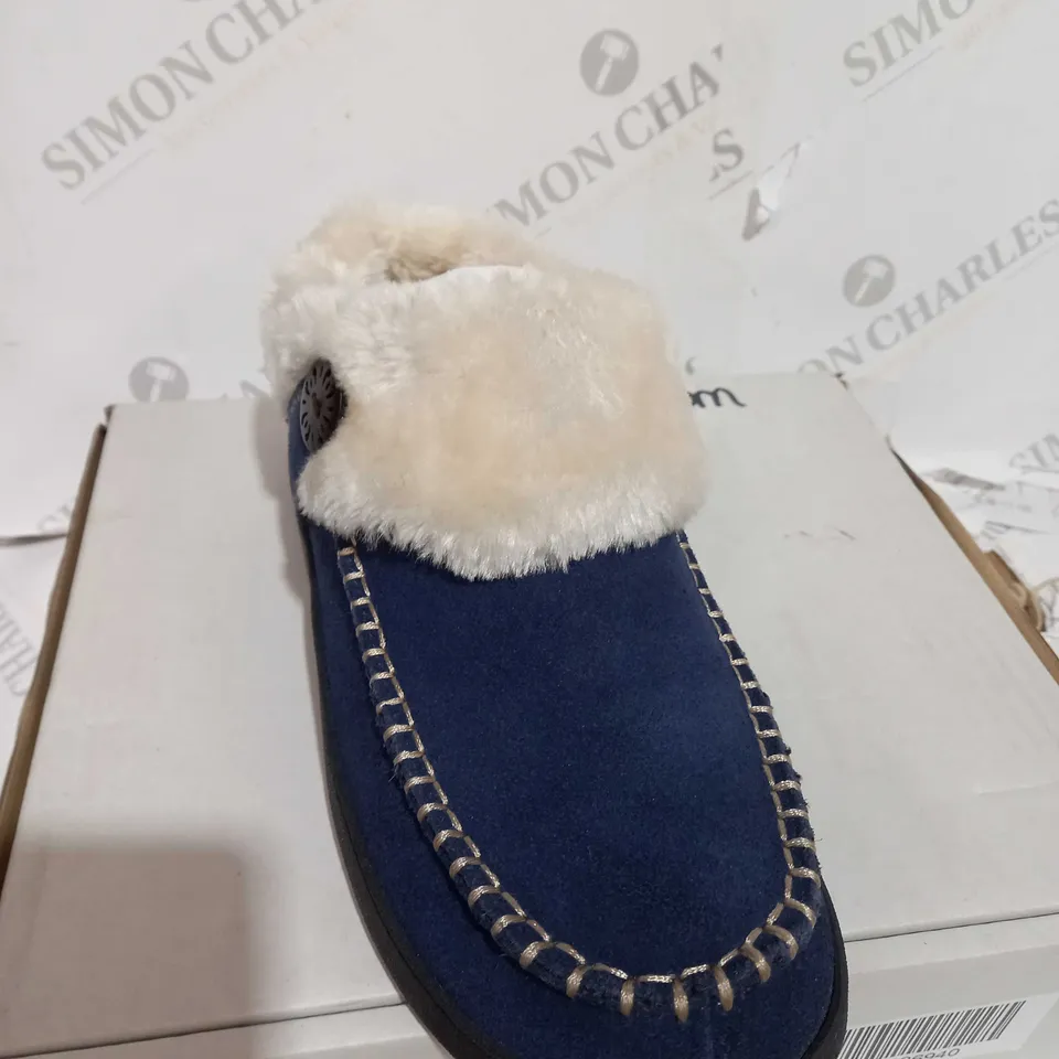 EARTH ORIGINS RUN ABOUT SLIPPER NAVY SIZE 8
