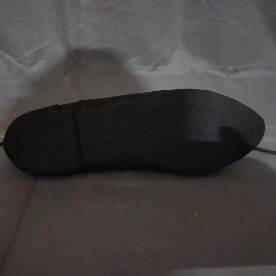 APPROXIMATELY 10 PAIRS OF LACE UP FLAT ANKLE SHOES SIZE 3