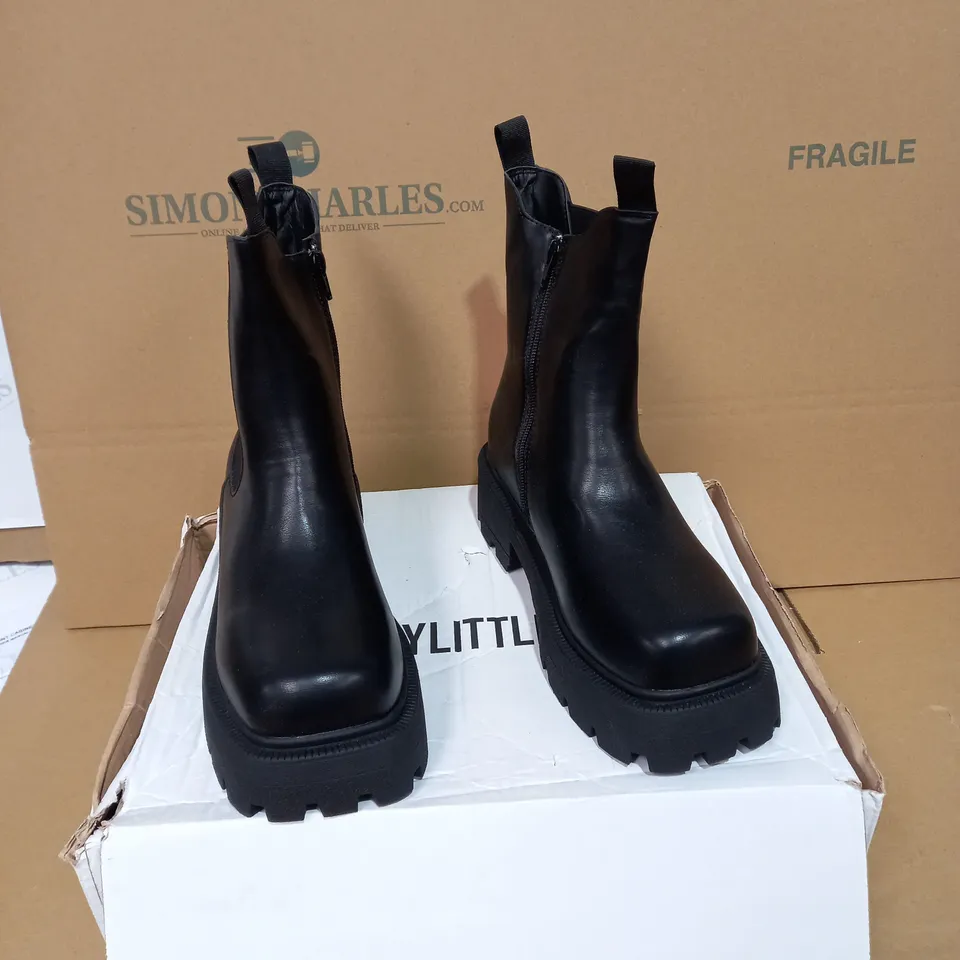 BOXED PAIR OF SIZE 6 PRETTY LITTLE THING BLACK BOOTS