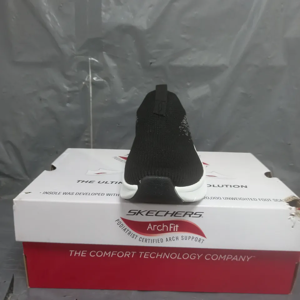 SKECHERS ARCH FIT D LUX TRAINERS BLACK SIZE 5