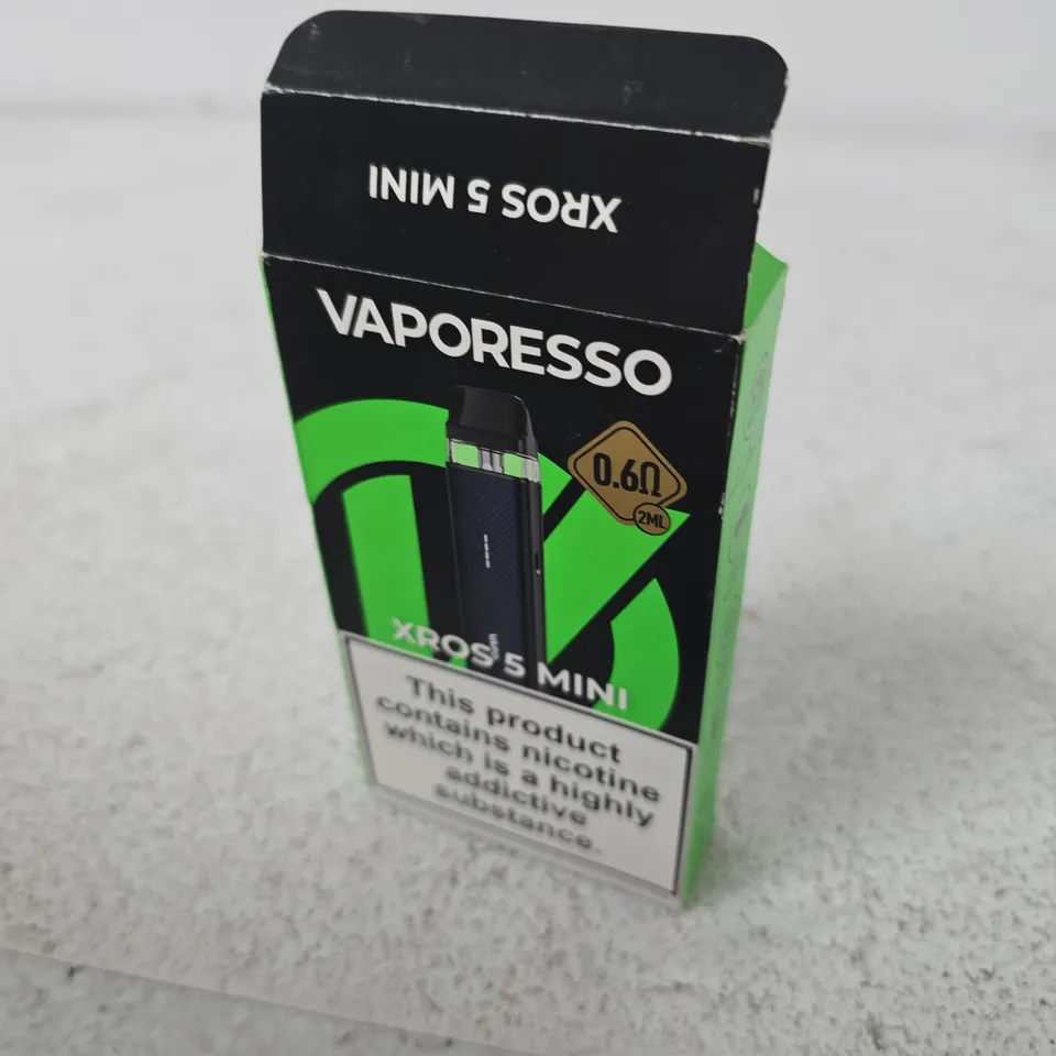 APPROXIMATELY 40 ASSORTED E-CIG PRODUCTS AND ACCESSORIES TO INCLUDE OXVA AND VAPORESSO