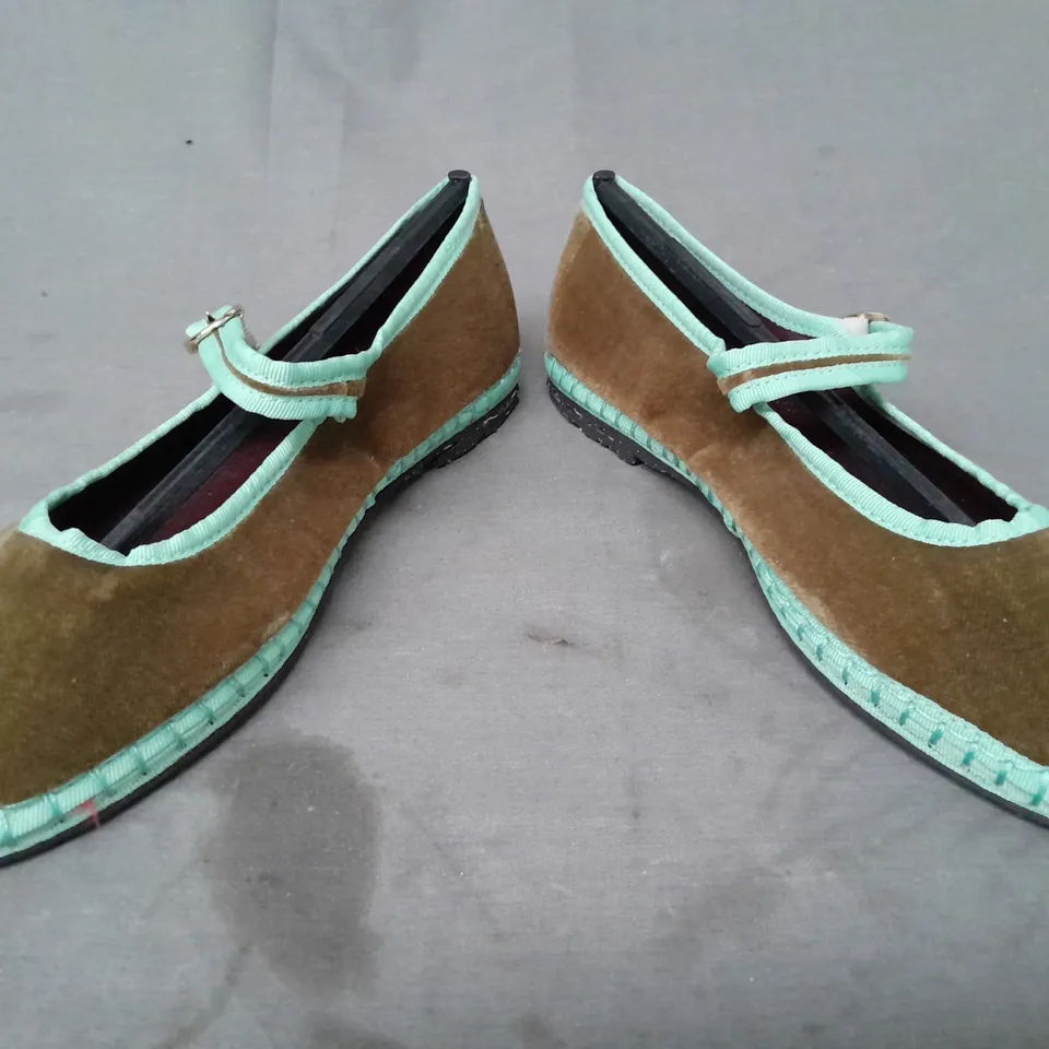 BOXED PAIR OF FLABELUS VERA SHOES IN MOSS/MINT EU SIZE 37