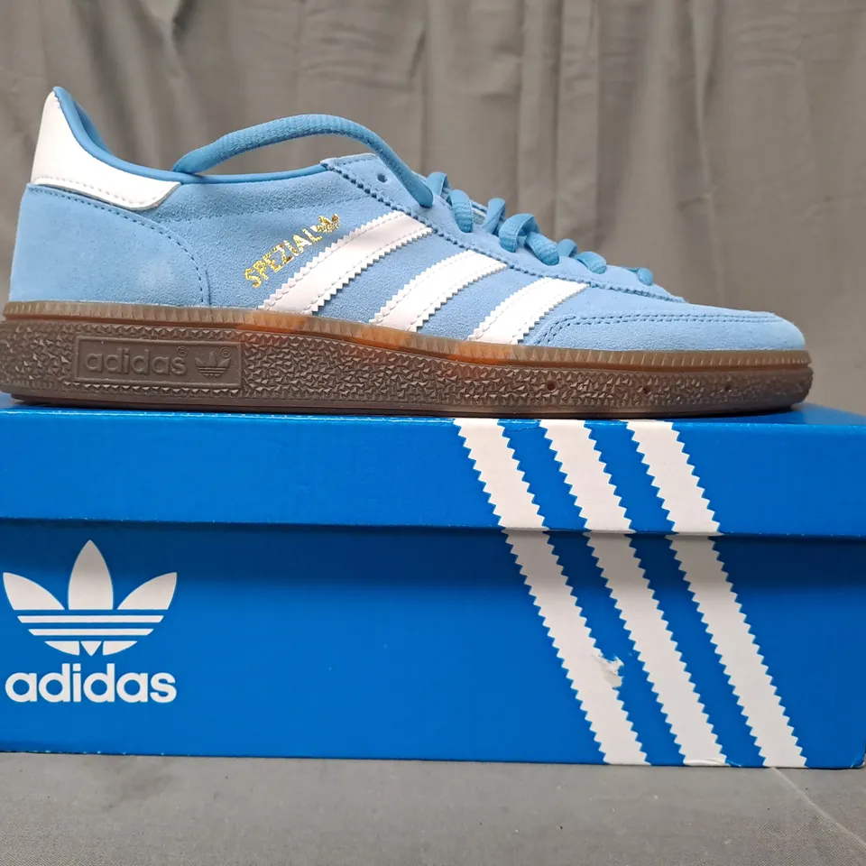 BOXED PAIR OF ADIDAS HANDBALL SPEZIAL IN BLUE/WHITE UK SIZE 6