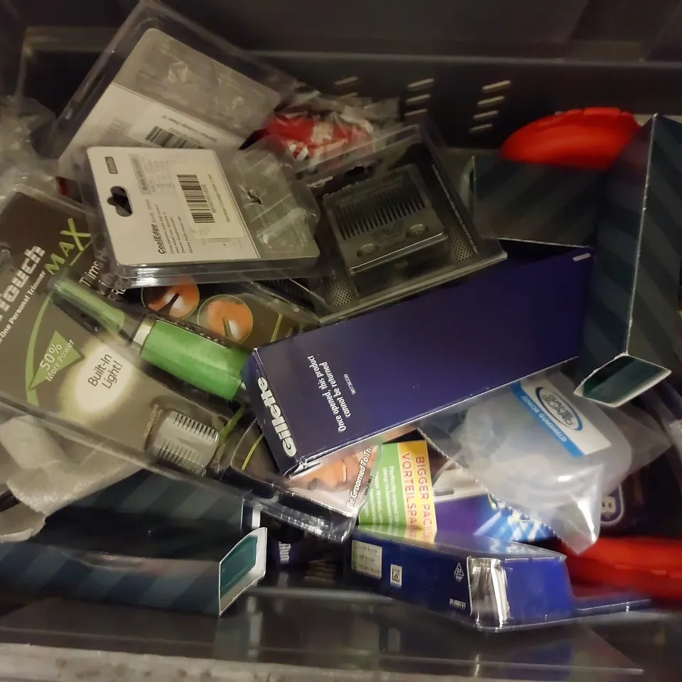 BOX OF APPROX 20 MALE COSMETIC ITEMS TO INCLUDE ASSORTED BLADES FOR RAZORS, MICROTOUCHMAX AND SHOCK DOCTOR GEL MAX MOUTHGUARD