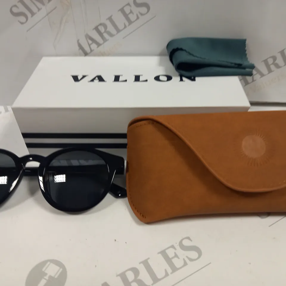 BOXED PAIR OF VALLON WAYLON GLASSES - BLACK