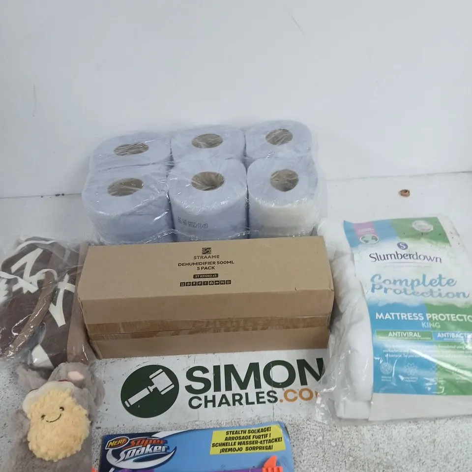 BOX OF APPROXIMATELY 10 ASSORTED ITEMS INCLUDING SLUMBERDOWN KING MATTRESS PROTECTOR, STRAAME DEHUMIDIFIER 500ML 5 PACK AND A NERF SUPER SOAKER