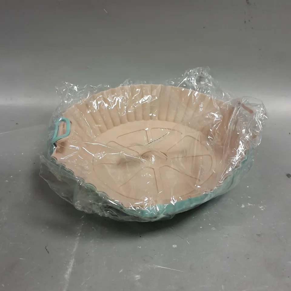 APPROXIMATELY 40 CIRCULAR SILICONE CAKE TINS 