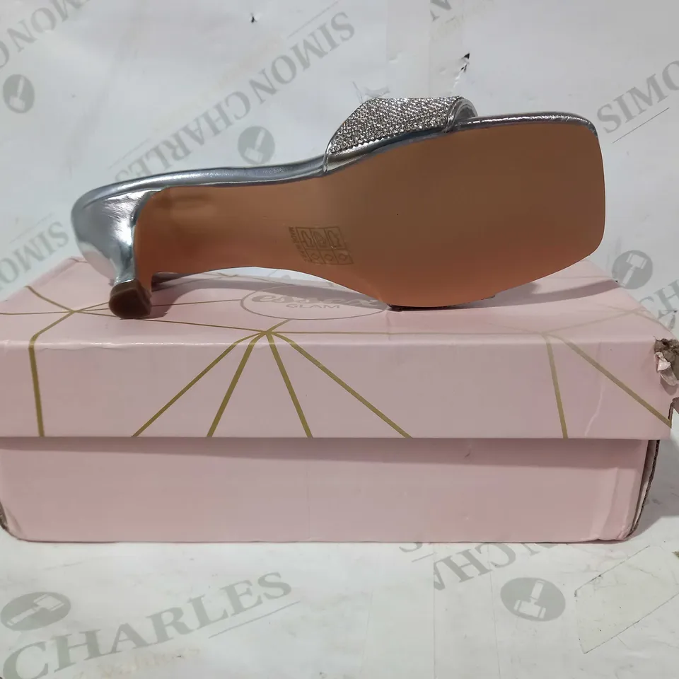 BOXED PAIR OF ESSEX GLAM LOW HEELED SANDALS IN METALLIC SILVER W. JEWEL EFFECT UK SIZE 5