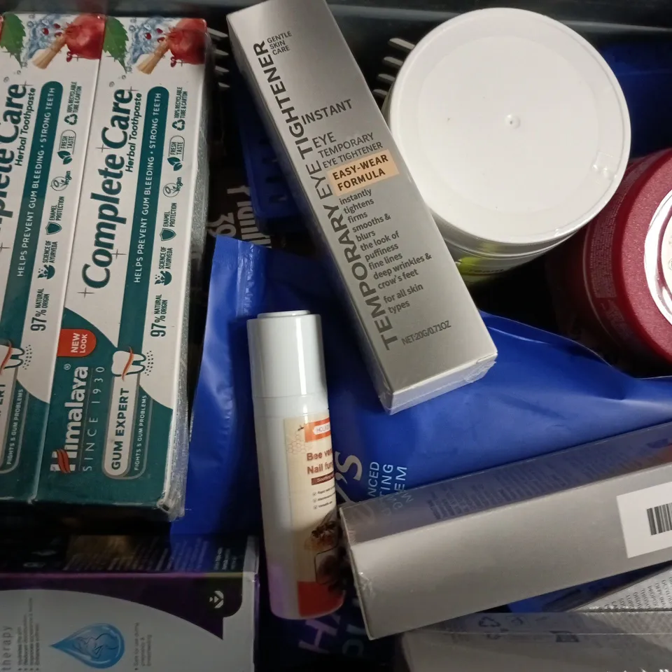 APPROXIMATELY 20 ASSORTED COSMETIC ITEMS TO INCLUDE NIVEA, HOUKEA, ETC - COLLECTION ONLY