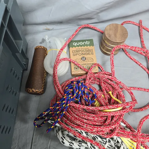 BOX OF ASSORTED ITEMS TO INCLUDE - WOOL - ROPE - SPONGE 