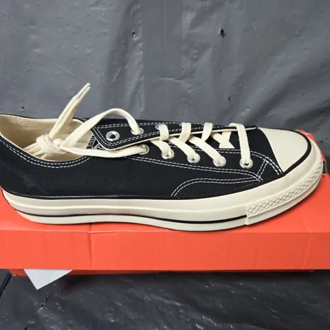 BOXED PAIR OF CONVERSE ALL STAR CHUCK TAYLOR SHOES IN BLACK/WHITE - SIZE 8