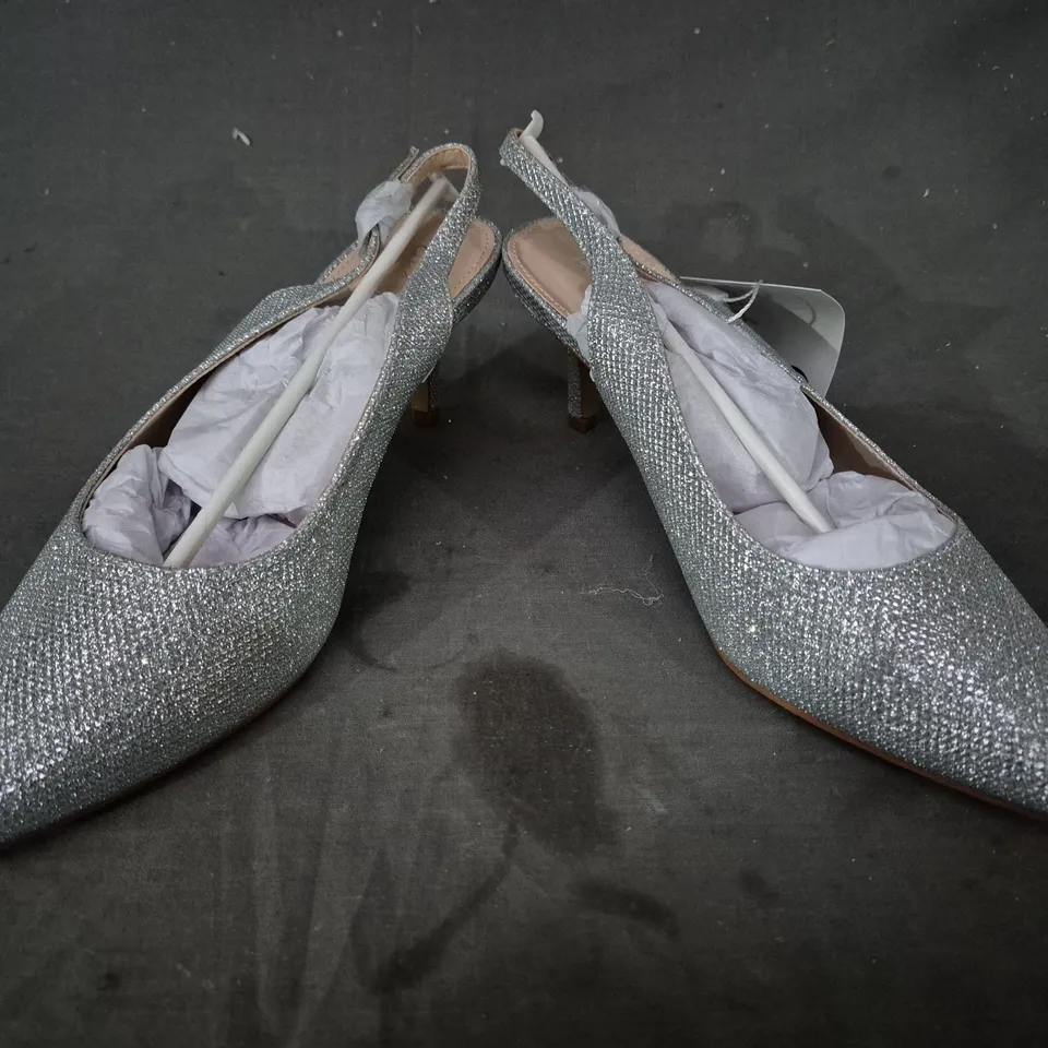 BOXED PAIR OF GREATONU POINTED TOE HEELED SHOES IN SILVER W. GLITTER EFFECT UK SIZE 6