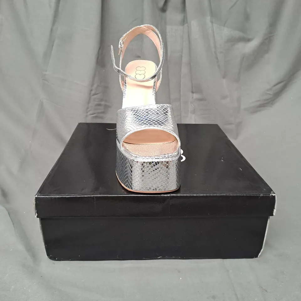 BOXED PAIR OF KOI VEGAN SHONEN LIZARD PLATFORM HEELS IN SILVER UK SIZE 5