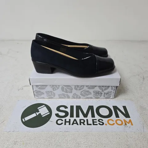 BOXED PAIR OF SHOE TREE DIANA SHOES IN NAVY - UK 8